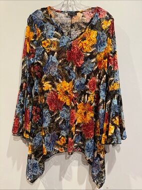 Dor Dor Couture Lace Floral asymmetrical top with Bell sleeves. Sz L